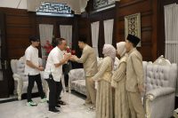 Wali Kota Eri Cahyadi bersama Keluarga Sambut Warga di Rumah Dinasnya