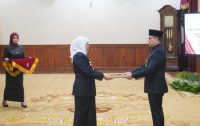 Serahkan SK Perpanjangan Masa Jabatan Pj Walikota Batu, Gubernur Khofifah: Bangun Sinergitas dan Kondusivitas Pemilu 2024
