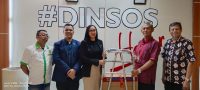 Hotel Vasa Berbagi Kebaikan dengan Menyerahkan Walker kepada Dinas Sosial Kota Surabaya