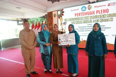 Hadiri Rapat Pleno TP PKK Kabupaten Mojokerto, Ini Pesan Bupati Ikfina
