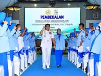 Kasal Laksamana TNI Dr. Muhammad Ali,SE,M,M,M,Tr,Opsla, Didampingi Ketua Umum (Ketum) Jalasenastri Ny. Fera Muhammad Ali Saat Memberikan Pembekalan Kepada Wisudawan Sekolah Tinggi Teknologi Angkatan Laut Tahun 2024