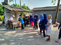 Komunitas Kojar Berbagi Makanan Nasi Pecel