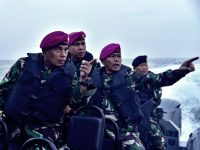 Dankormar Mayjen TNI Mar Endi Supardi, S.E., M.M., M.Tr.Opsla., CHRMP., CRMP Meninjau Pelaksanaan Latihan Antara Detasemen Jalamangkara TNI AL Dan US SOCPAC Yang Digelar Di Perairan Pulau Damar