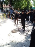 Teriakan Para Pendemo Ayo, Maju, Segel Pengadilan Negeri Surabaya,Jangan Mau kalah Kami Sangat Kecewa Dengan Putusan Ketiga Hakim Erintuah Damanik, Mangapul, Dan Heru Hanindyo
