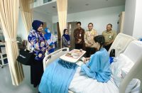 Aliena Anggraeni Asal Desa Tlekung Jalani Operasi Jantung di Jakarta Dijenguk Pj. Walikota Batu