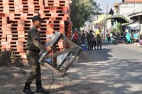 Satpol PP Surabaya Sosialisasikan Penertiban di Bantaran Sungai Kali Tebu, Bantu Angkut Barang yang Tak Terpakai