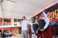 Tinjau Pelaksanaan MPLS, Wali Kota Eri Cahyadi Beri Seragam dan Tas Gratis untuk Siswa Tidak Mampu