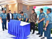 Kepala Staf Angkatan Laut Laksamana TNI Dr. Muhammad Ali,SE,M,M,M,Tr,Opsla, Saat Memimpin Peresmian Pembangunan Sispuskodal TNI AL Bertempat Di Selasar Denma Mabesal Jakarta Timur