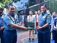 Kepala Staf TNI Angkatan Laut Laksamana TNI Dr. Muhammad Ali, S.E., M.M., M.Tr.Opsla, Menyerahkan Rantis EM Radar Secara Simbolis Kepada Dankormar