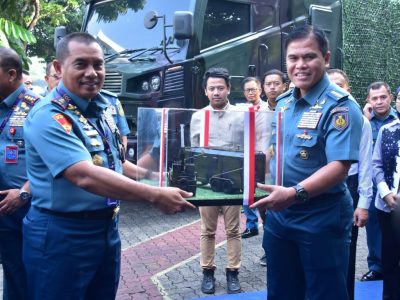 Kepala Staf TNI Angkatan Laut Laksamana TNI Dr. Muhammad Ali, S.E., M.M., M.Tr.Opsla, Menyerahkan Rantis EM Radar Secara Simbolis Kepada Dankormar