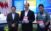 Kepala Staf Angkatan Laut Laksamana Dr. Muhammad Ali,SE,M,M,M,Tr,Opsla, Mendampingi Mantan Kepala Staf Angkatan Laut Laksamana (Purn) Marsetio Untuk Meluncurkan Buku Berjudul ” Sea Power Indonesia Di Era Indo Pasifik”