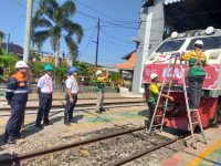 HUT ke 79 RI, Daop 7 Hias Lokomotif bareng Komunitas Pecinta Kereta Api