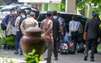 KPK Menggeledah Gedung Pemprov Jatim