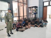 Satpol PP Surabaya Amankan 13 Orang saat Pesta Miras, Terima Sanksi Sosial Wisata di Liponsos