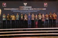 Pemkot Surabaya Raih UHC Award 2024, Anggarkan Rp500 Miliar per Tahun untuk Warga Berobat Gratis