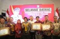 Wali Kota Eri Serahkan Penghargaan dari Kementerian LHK untuk  23 Kampung di Surabaya