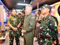 Kepala Staf Angkatan Laut Laksamana TNI Dr. Muhammad Ali,SE,M,M,M,Tr,Opsla, Mendampingi Panglima TNI Jenderal TNI Agus Subiyanto Dan Komandan Komando Indo Pasifik Amerika Serikat Usai Peninjauan Latgabma Super Garuda Shield Tahun 2024