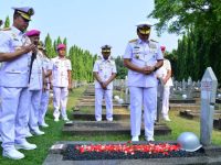 Kepala Staf Angkatan Laut Laksamana TNI Dr. Muhammad Ali,SE,M,M,M,Tr,Opsla, Melaksanakan Ziarah Ke Makam Para Tokoh Nasional Indonesia Di Taman Makam Pahlawan Nasional Kalibata Dalam Rangka Peringatan HUT Ke-79 Tahun TNI AL