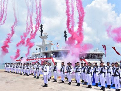 Kepala Staf Angkatan Laut Laksamana TNI Dr. Muhammad Ali,SE,M,M,M,Tr,Opsla, Memimpin Upacara Delivery Dua Kapal Perang Republik Indonesia Jenis Patroli Cepat 40 meter Di Batam 