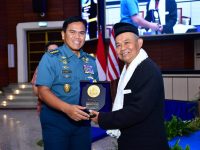 Kepala Staf Angkatan Laut Laksamana TNI Dr. Muhammad Ali,SE,M,M,M,Tr,Opsla, Didampingi Ketua Umum Jalasenastri Ny. Fera Muhammad Ali Menghadiri Acara Talk Show Peringatan Maulid Nabi Muhammad SAW Tahun 2024