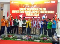 Setyo Wahono dan Nurul Azizah Serahkan Formulir Pendaftaran ke KPU