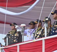 Upacara Peringatan HUT Ke-79 TNI Angkatan Laut Dengan Inspektur Upacara Panglima TNI Jendral TNI Agus Subiyanto Yang Didampingi Kepala Staf Angkatan Laut Laksamana TNI Dr. Muhammad Ali, S.E., M.M., M.Tr. Opsla Bertempat Di Geladak Heli KRI DR. Rajiman Wedyodiningrat 