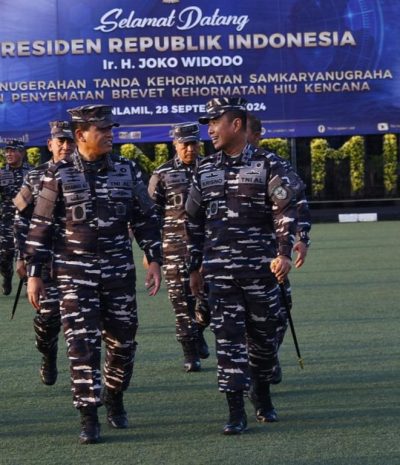 Panglima Kolinlamil Mendampingi Kepala Staf Angkatan Laut Laksamana TNI Dr. Muhammad Ali, S.E., M.M., M.Tr.Opsla., Untuk Cek Kesiapan Dermaga Kolinlamil Jelang Kedatangan Presiden Republik Indonesia Ir Joko Widodo