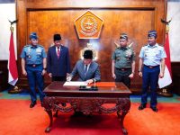 Kepala Staf Angkatan Laut Laksamana TNI Dr. Muhammad Ali,SE,M,M,M,Tr,Opsla, Mendampingi Panglima TNI Menerima Kunjungan Menteri Pertahanan RI