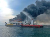 TNI AL Lantamal IV Batam Berhasil Mengevakuasi 12 Orang Anak Buah Kapal Roro KMP Tandeman Yang Terbakar Di Sekitar Pelabuhan Punggur Kota Batam, Kepulauan Riau