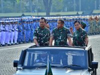 Kepala Staf Angkatan Laut Laksamana TNI Dr. Muhammad Ali,SE,M, M,M, Tr, Opsla, Mendampingi Panglima TNI Untuk Meninjau Gladi Bersih Peringatan Hari Ulang Tahun Ke-79 TNI Tahun 2024 Bertempat Di Lapangan Silang Monas