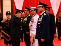 Kepala Staf Angkatan Laut Laksamana TNI Dr. Muhammad Ali,SE, M, M,M,Tr,Opsla, Menerima Penganugerahan Bintang Bhayangkara Utama Yang Disematkan Langsung Oleh Kapolri