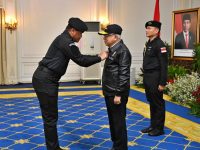 Kepala Staf Angkatan Laut Laksamana TNI Dr. Muhammad Ali,SE,M, M,M,,Tr,Opsla Menyematkan Brevet Kehormatan Hiu Kencana Kepada Wakil Presiden Republik Indonesia Prof. Dr. H.C. K.H. Ma’ruf Amin