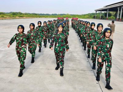 Direktur Pendidikan Memimpin Upacara Pembukaan Pelatihan Terjun Payung Free Fall Korps Wanita Angkatan Laut  TA. 2024 Di Lapangan Skuadron Helly 400 Puspenerbal, Juanda Sidoarjo
