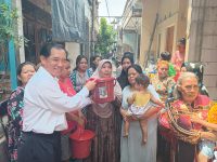 Anggota Komisi D DPRD Surabaya, Dr Michael Beri Bantuan ke Warga Korban Kebakaran di Kemayoran Baru Gang 1