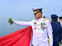 Upacara Tabur Bunga Di Laut Tepatnya Di Atas Kapal Perang, Dipimpin Oleh Ketua MPR RI Tampak Hadir Juga Wakasal Mewakili Kepala Staf Angkatan Laut Laksamana TNI Dr. Muhammad Ali,SE,M.,M,M,Tr,Opsla