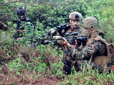Korps Marinir TNI AL Bersama United States Marine Corps Tengah Memasuki Latihan Operasi Pertahanan Pantai  Yang Dilaksanakan Di Pantai Dabo Singkep, Kepulauan Riau