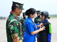 Wakasal Mewakili Kepala Staf Angkatan Laut Laksamana TNl Dr. Muhammad Ali,SE,M,M,M,Tr,Opsla,Untuk Menutup Secara Resmi Pelatihan Terjun Payung Free Fall Korps Wanita Angkatan Laut Di Apron Delta Skuadron Udara 400 Wing Udara 2 Puspenerbal, Juanda Sidoarjo