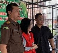 Kejaksaan Tinggi Jawa Timur Memindahkan Tersangka Meirizka Widjaja Ibu Tersangka Ronald Tannur Meirizka Widjaja Ke Kejaksaan Agung Di Jakarta