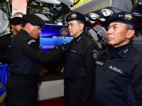 Dalam Rangkaian Peringatan Hari Armada Republik Indonesia Pada Tahun 2024, Kepala Staf TNI Angkatan Laut Laksamana TNI Dr. Muhammad Ali,SE,M,M,,M,Tr,Opsla, Menyematkan Brevet Kehormatan Hiu Kencana kepada 11 Perwira Tinggi TNI AL