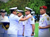Kepala Staf Angkatan Laut Laksamana TNI Dr. Muhammad Ali,SE,M,M,M,Tr,Opsla, Saat Memimpin Upacara Serah Terima Jabatan Gubernur Akademi Angkatan Laut Dan Komandan Pusat Komando Pasukan Katak