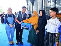Kepala Staf Angkatan Laut Laksamana TNI Dr. Muhammad Ali,SE,M,.M,M.,Tr,Opsla, Didampingi Ketua Umum Jalasenastri Ny. Fera Muhammad Ali Melaksanakan Bakti Sosial Bagi Masyarakat Di Desa Bojong Koneng Bertempat Di D’Marinos Sentul, Kabupaten Bogor