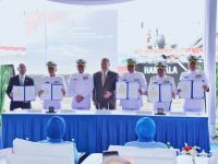 Kepala Staf Angkatan Laut Laksamana TNI Dr. Muhammad Ali,SE,M,M,M,Tr,Opsla, Yang Didampingi Oleh Ketua Umum Jalasenastri Ny. Fera Muhammad Ali Pada Acara Delivery Dan Upacara Peresmian Dua Unit Kapal Perang PC 60