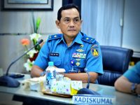 Kepala Dinas Hukum Angkatan Laut Mewakili Kepala Staf Angkatan Laut Laksamana TNI Dr. Muhammad Ali,SE,M,.M,M,Tr,Opsla, Mengikuti Rapat Pleno Khusus Mahkamah Konstitusi Secara Daring Di Ruang Rapat Pimpinan Kasal, Mabesal Cilangkap