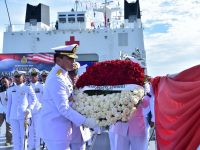 Kepala Staf Angkatan Laut Laksamana TNI Dr. Muhammad Ali,SE,M,,M,M,Tr,Opsla, Memimpin Upacara Dan Tabur Bunga Dalam Rangka Memperingati Hari Dharma Samudera 2025 Di Atas KRI Radjiman Wedyodiningrat -992 Yang Berlayar Di Perairan Teluk Jakarta