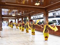 Kepala Staf Angkatan Laut Laksamana TNI Dr. Muhammad Ali, S.E., M.M., M.Tr.Opsla Didampingi Ketua Umum Jalasenastri Ny. Fera Muhammad Ali, Saat Meresmikan Wajah Baru Joglo Kolinlamil Di Mako Kolinlamil, Tanjung Priok Jakarta Utara