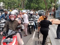 Aksi Solidaritas AWS, Ratusan Takjil Dibagikan untuk Masyarakat