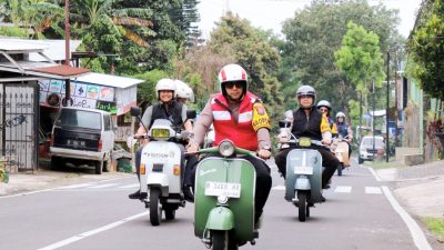 Kendarai Vespa, Kapolres Batu Patroli dan Bagikan Takjil