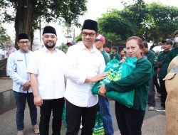 310 Petugas Kebersihan Dinas Lingkungan Hidup Kota Batu Terima Bantuan Sembako