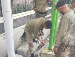 Satpol PP Kota Surabaya Tertibkan Reklame Ilegal yang Membahayakan Pengguna Jalan