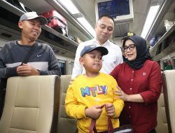 Wali Kota Eri Cahyadi Pastikan Puncak Arus Mudik Transportasi Kereta Api di Stasiun Gubeng Berjalan Lancar